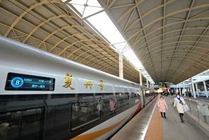 Il treno proiettile intelligente Fuxing entra in funzione sull'altopiano del Qinghai-Tibet