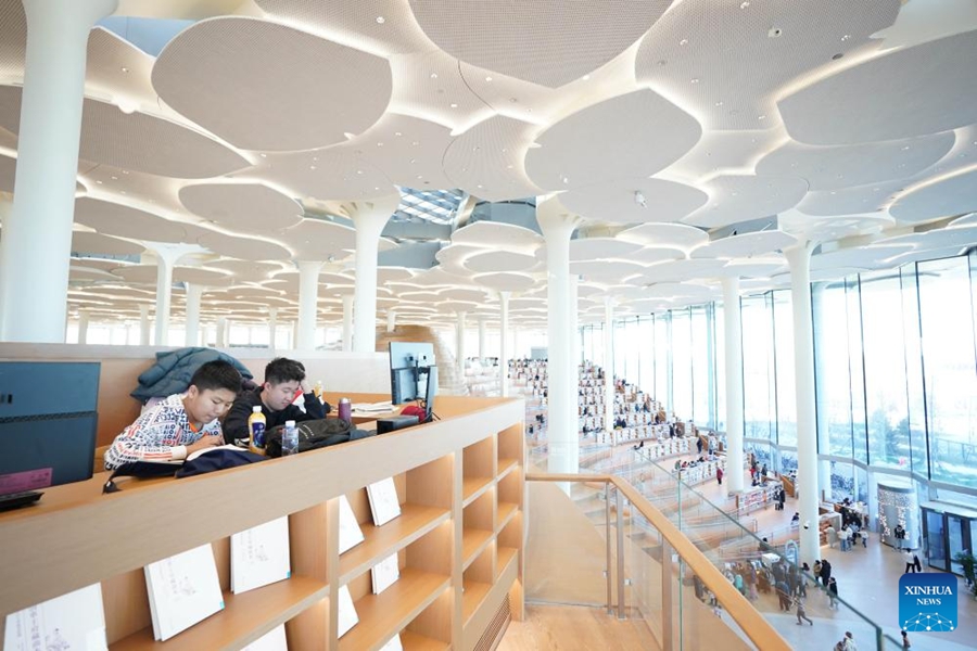 Cittadini trascorrono il tempo libero alla Biblioteca di Beijing