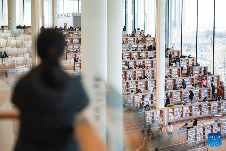 Cittadini trascorrono il tempo libero alla Biblioteca di Beijing