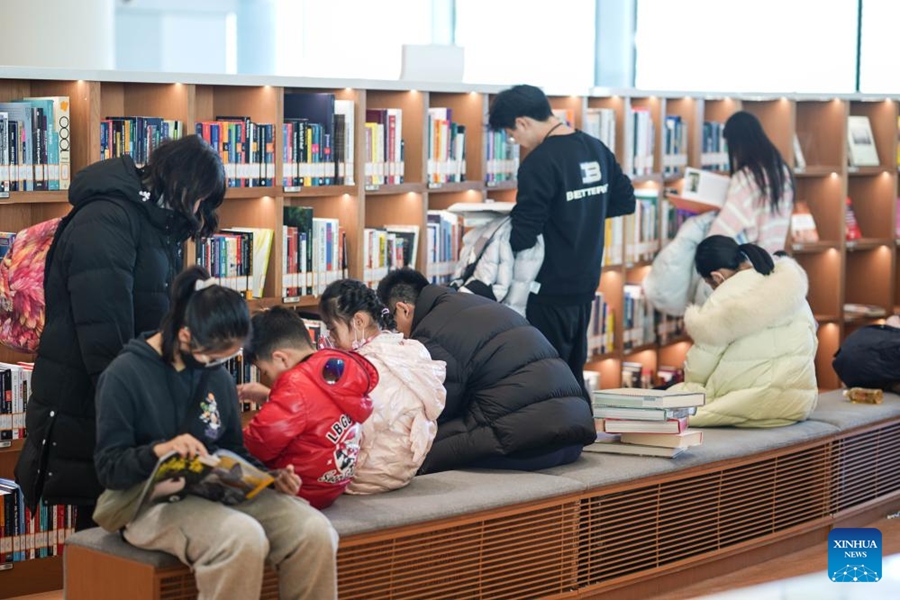 Cittadini trascorrono il tempo libero alla Biblioteca di Beijing