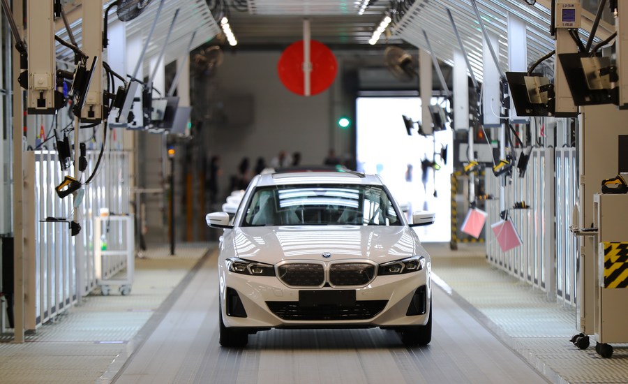 Auto elettriche BMW i3 nello stabilimento Lydia della BMW Brilliance Automotive (BBA) nel distretto Tiexi di Shenyang, nella provincia del Liaoning, Cina nordorientale. (23 giugno 2022 - Xinhua/Yang Qing)