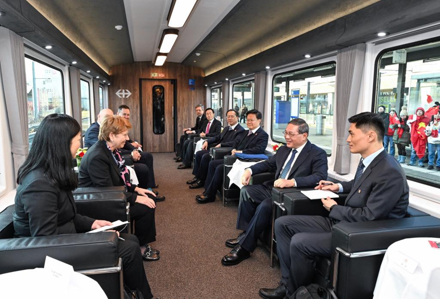 Il premier cinese Li Qiang dialoga con la presidente della Confederazione Svizzera Viola Amherd in un'atmosfera rilassata e amichevole su un treno speciale da Zurigo a Berna, la capitale della Svizzera. (14 gennaio 2024 - Xinhua/Rao Aimin)
