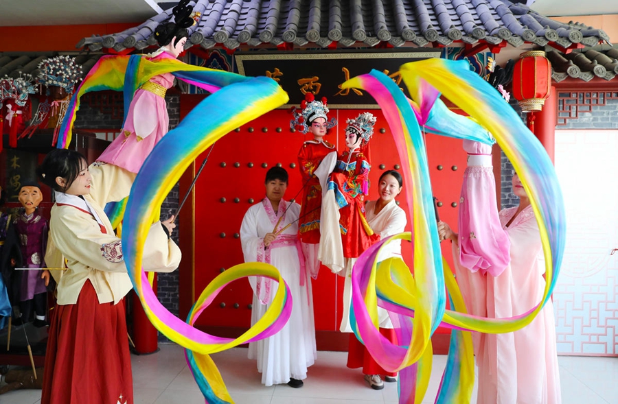 Laixi, Shandong: burattino millenario dà il benvenuto al nuovo anno