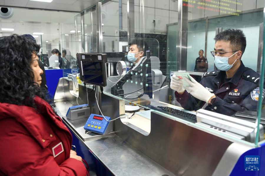 La polizia della stazione di ispezione di frontiera di Khorgos gestisce le procedure di ingresso per i turisti. (15 gennaio 2024 – Xinhua/Zhao Ge)