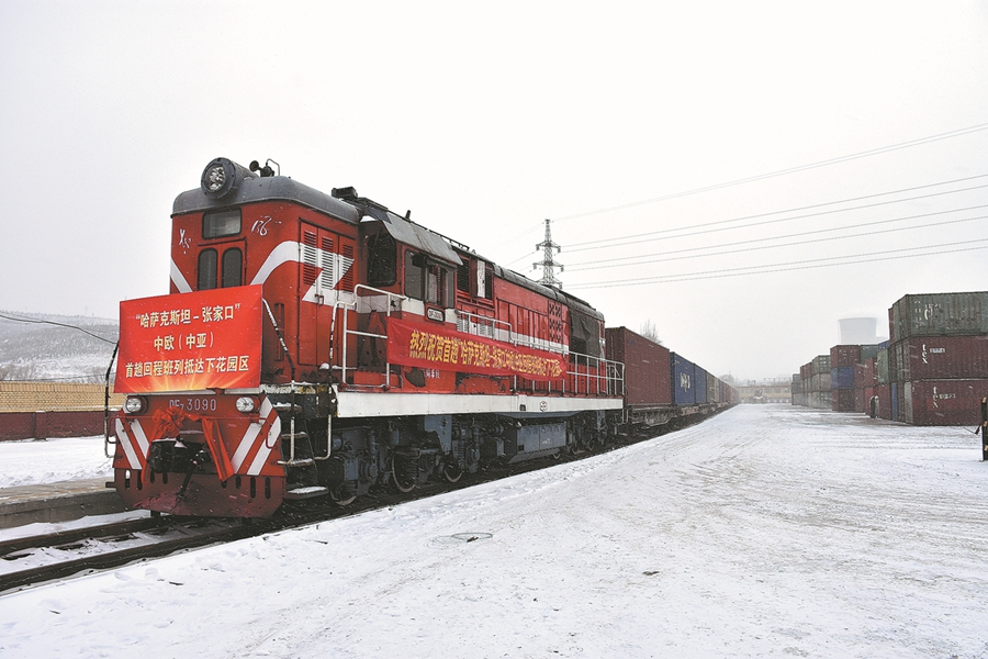 Uno dei treni merci "Jingzhang" Cina-Europa (Asia centrale) arriva nel distretto Xiahuayuan di Zhangjiakou. (13 dicembre 2023 - Foto fornita a China Daily)
