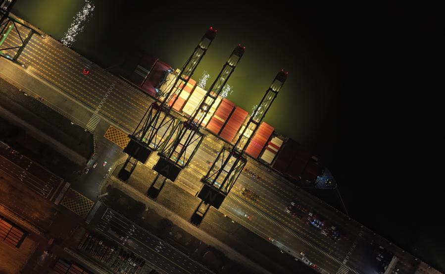 Una nave portacontainer carica di ciliegie importate presso un terminal container del porto di Tianjin, nel nord della Cina. (16 gennaio 2024- Xinhua/Zhao Zishuo)