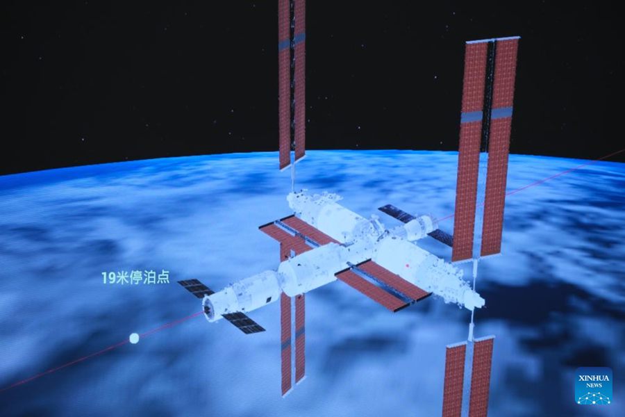 Immagine simulata catturata al Centro di Controllo Aerospaziale di Beijing mostra la navicella spaziale cargo cinese Tianzhou-7 che attracca alla combinazione della stazione spaziale Tiangong. (18 gennaio 2024 - Xinhua/Li Jie)