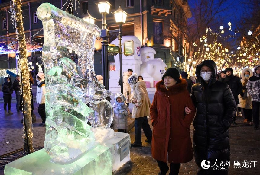 Vista notturna della Central Street di Harbin