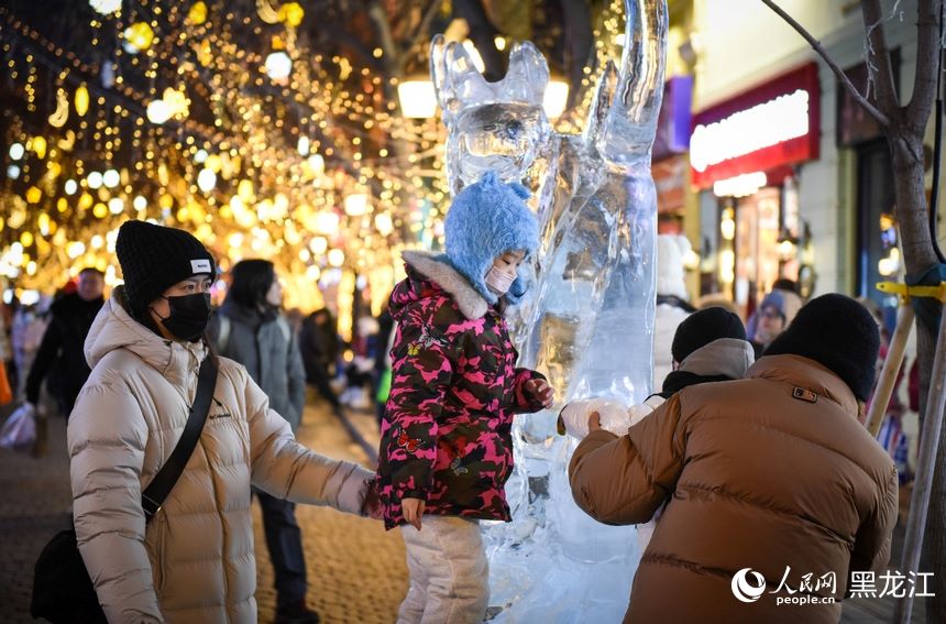 Vista notturna della Central Street di Harbin