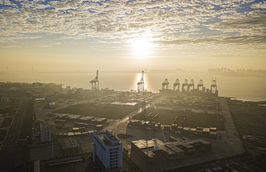 Vista aerea dell'alba nella zona di sviluppo economico di Yangpu, nella provincia di Hainan, nel sud della Cina. (1 gennaio 2024 - Xinhua/Pu Xiaoxu)