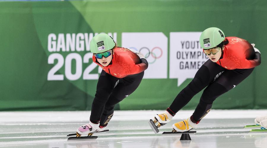 Li Jinzi (a destra) e Yang Jingru in azione durante la finale femminile di 1000 metri di pattinaggio di velocità su pista corta alle Olimpiadi Invernali della Gioventù di Gangwon 2024. (21 gennaio 2024 - Xinhua/Yao Qilin)