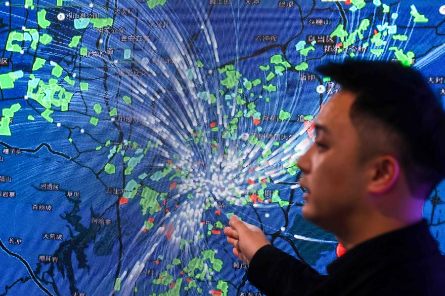 Un membro dello staff presenta il sistema di pendolarismo che applica la tecnologia dei big data in un data center di China Mobile nella provincia del Guizhou, Cina sudoccidentale. (24 maggio 2022 - Xinhua/Ou Dongqu)