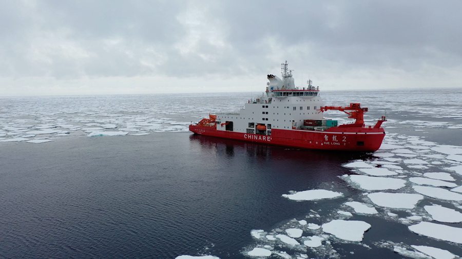 Vista aerea della rompighiaccio di ricerca cinese Xuelong 2 mentre conduce una spedizione scientifica nel Mare di Amundsen, in Antartide. (6 gennaio 2024 – Xinhua)