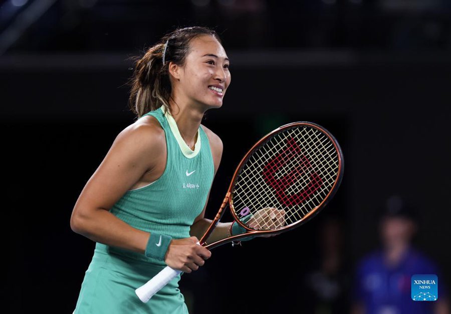 Zheng Qinwen festeggia dopo aver vinto la semifinale femminile contro Dayana Yastremska dell'Ucraina al torneo di tennis Australian Open a Melbourne. (25 gennaio 2024 - Xinhua/Ma Ping)