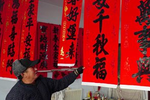 Shandong, Cina: operai producono decorazioni per la Festa di Primavera