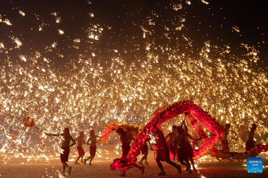 Danza del drago con fuochi d'artificio messa in scena per i turisti ad Harbin