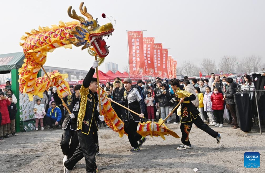 Visitatori affollano il Poli Market di Qingdao