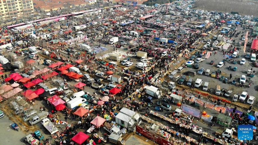 Visitatori affollano il Poli Market di Qingdao