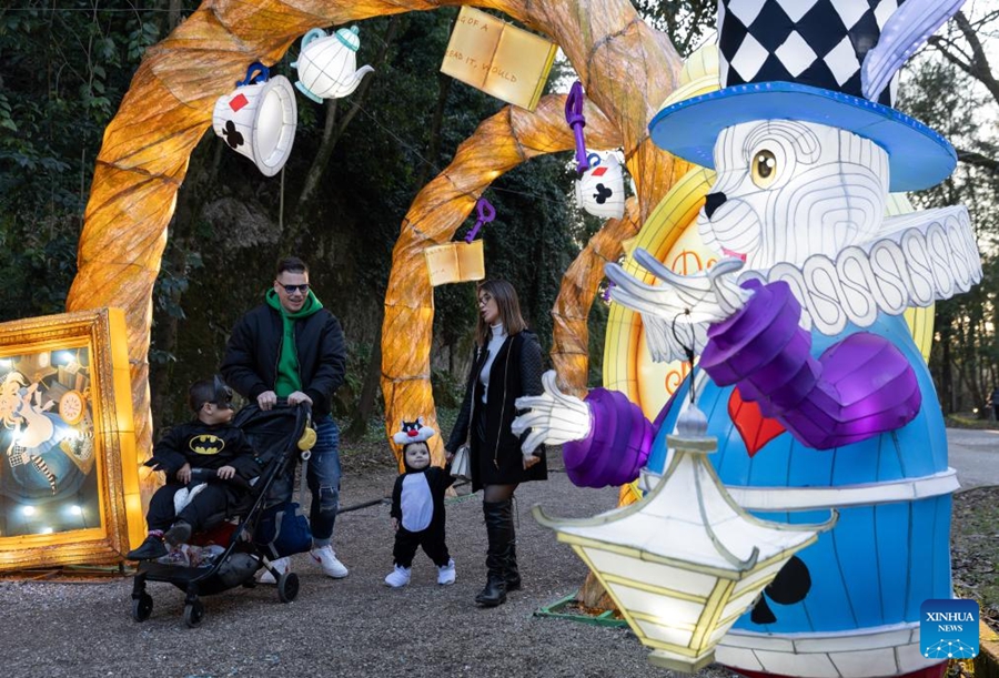 Lanterne cinesi illuminano parco a tema italiano (5)