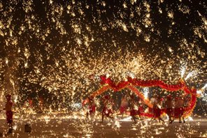 Danza del drago con fuochi d'artificio messa in scena per i turisti ad Harbin