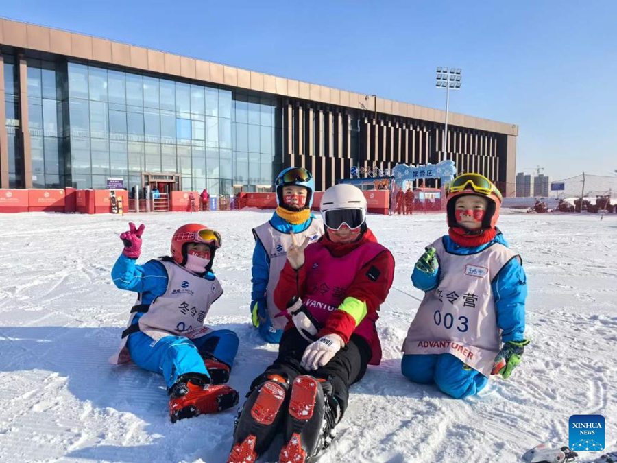 L'allenatrice Gao Rui e i suoi studenti posano per una foto in un campo invernale a Datong, nella provincia dello Shanxi. (23 dicembre 2023 - Xinhua)