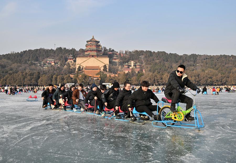 Turisti si divertono su biciclette da ghiaccio e slitte su un lago ghiacciato presso il Palazzo d'Estate a Beijing, capitale della Cina. (1 gennaio 2024 - Xinhua/Chen Yehua)