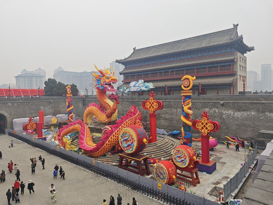 L'enorme installazione del drago a Yongningmen, la porta sud dell'area panoramica delle mura della città di Xi'an. (Foto fornita a ChinaDaily)