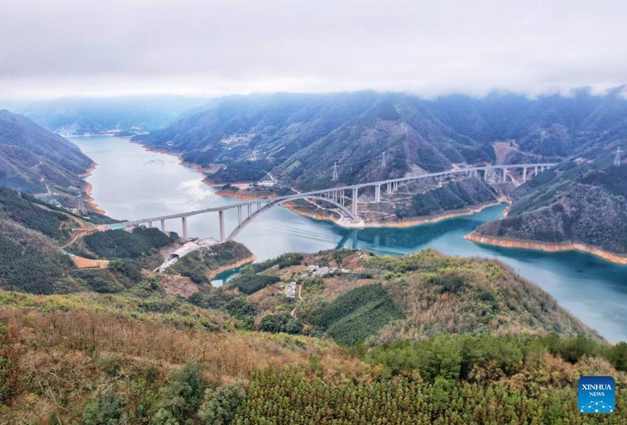 Vista aerea del ponte Tian'e Longtan nella regione autonoma del Guangxi Zhuang, nel sud della Cina. (31 gennaio 2024 – Xinhua)
