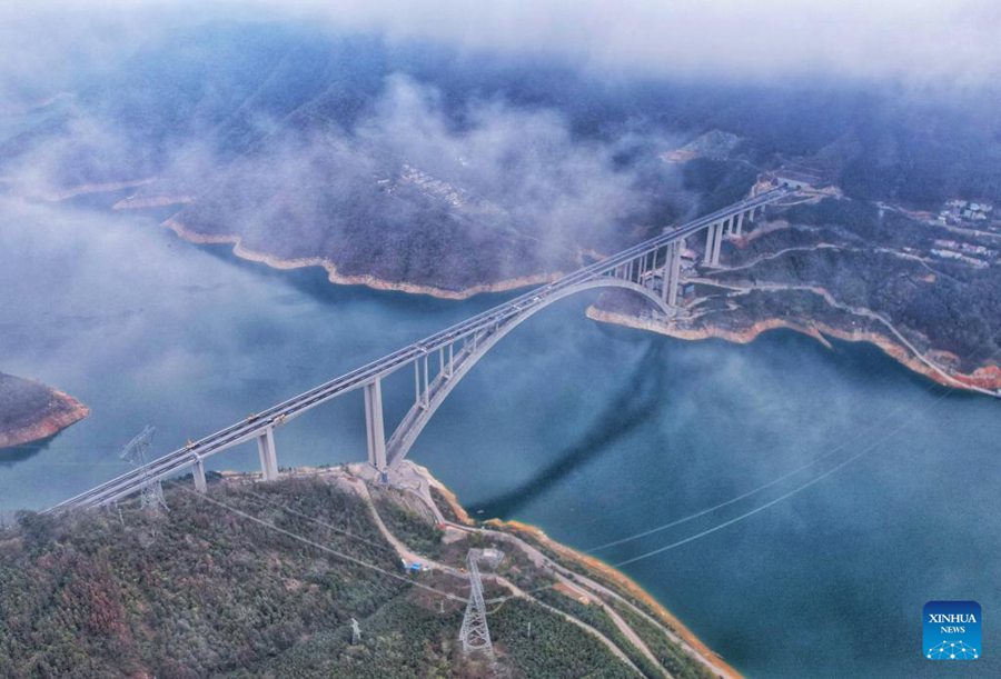 Grande ponte ad arco aperto al traffico nel Guangxi