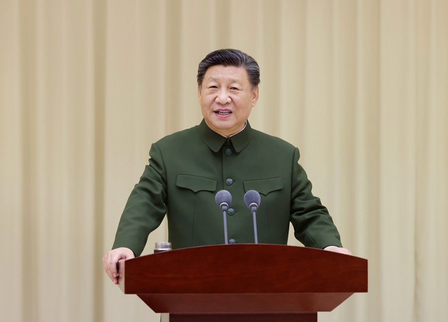 Xi Jinping visita le truppe a Tianjin facendo gli auguri agli ufficiali e soldati