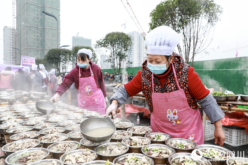 Hejiang, Sichuan: banchetto all'aperto per dare il benvenuto al nuovo anno