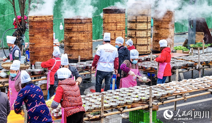Hejiang, Sichuan: banchetto all'aperto per dare il benvenuto al nuovo anno