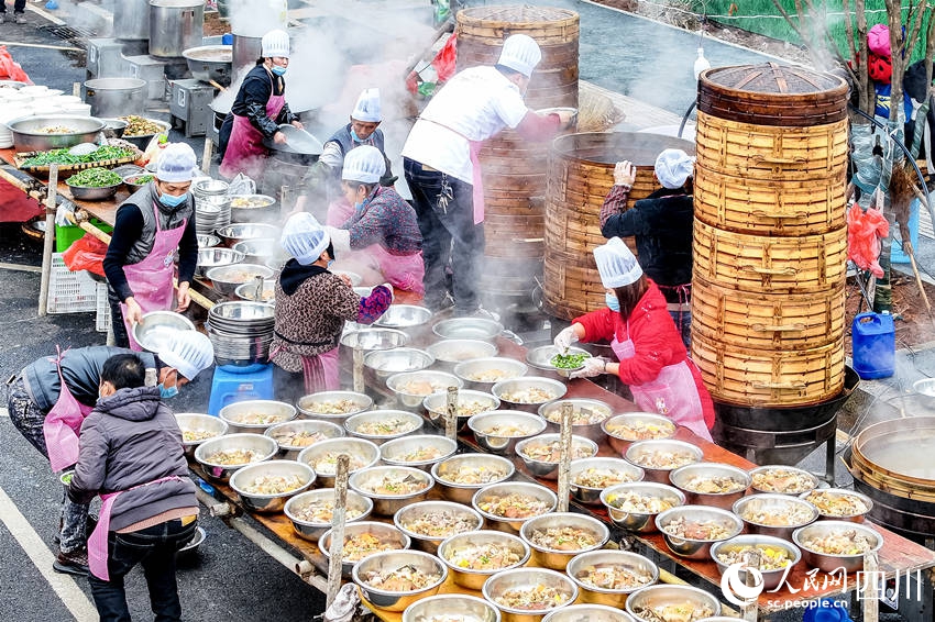 Hejiang, Sichuan: banchetto all'aperto per dare il benvenuto al nuovo anno