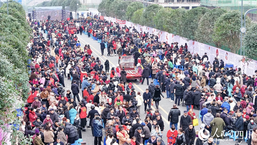 Hejiang, Sichuan: banchetto all'aperto per dare il benvenuto al nuovo anno