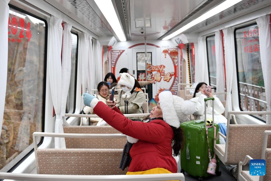 La linea espressa turistica maglev di Fenghuang attira visitatori nello Hunan