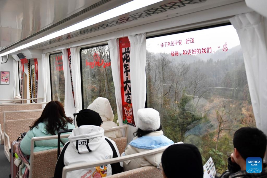 La linea espressa turistica maglev di Fenghuang attira visitatori nello Hunan