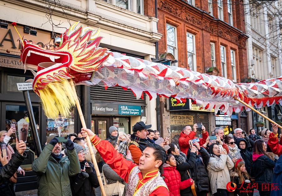 Persone festeggiano il Capodanno cinese a Londra. (Quotidiano del Popolo Online)