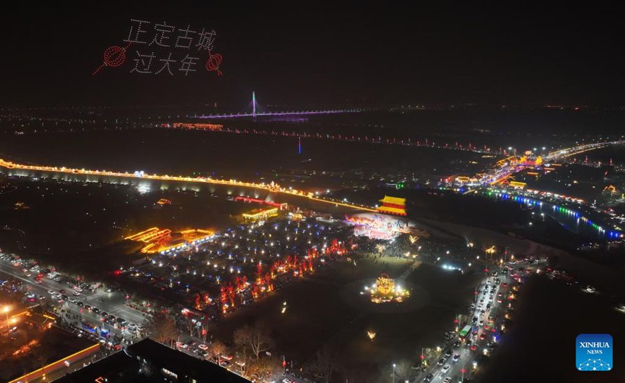 Spettacolo di lanterne nell'antico borgo di Zhengding per celebrare l'imminente Festa di primavera