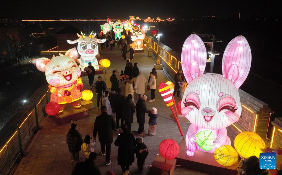 Spettacolo di lanterne nell'antico borgo di Zhengding per celebrare l'imminente Festa di primavera