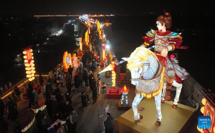 Spettacolo di lanterne nell'antico borgo di Zhengding per celebrare l'imminente Festa di primavera