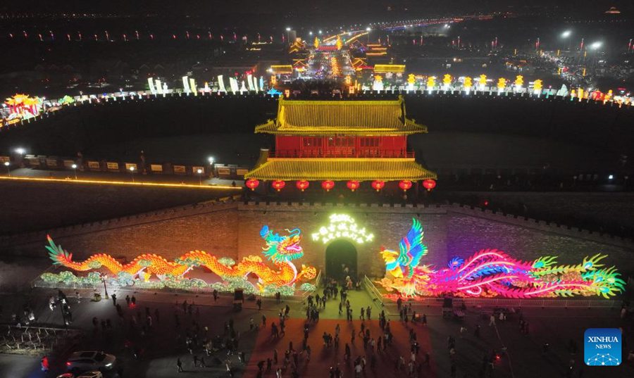Spettacolo di lanterne nell'antico borgo di Zhengding per celebrare l'imminente Festa di primavera
