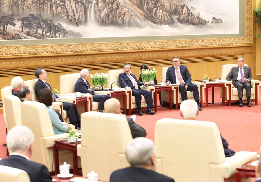Il premier cinese Li Qiang tiene un simposio con i vincitori del Premio dell'Amicizia del Governo Cinese 2023 presso la Grande Sala del Popolo di Beijing. (4 febbraio 2024 - Xinhua/Pang Xinglei)