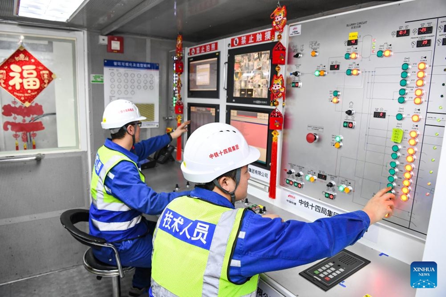 Operai mantengono le postazioni per accelerare la costruzione del tunnel del fiume Yangtze