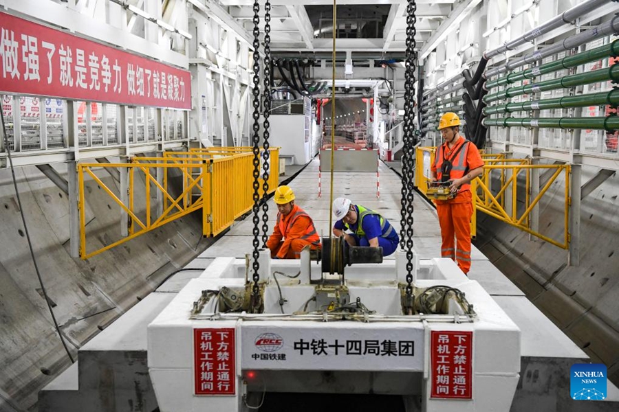 Operai mantengono le postazioni per accelerare la costruzione del tunnel del fiume Yangtze