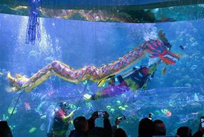 Danza subacquea del drago a Qingdao