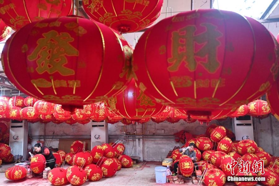 Tuntou, il principale produttore di lanterne imperiali