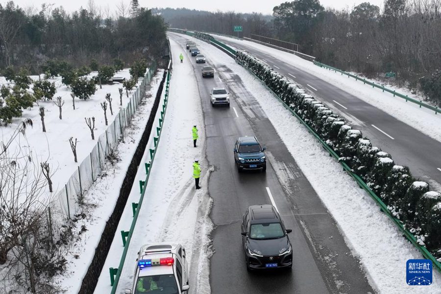 Cina, gelo e tempesta di pioggia e neve: stanziati 141 milioni di RMB per garantire la viabilità