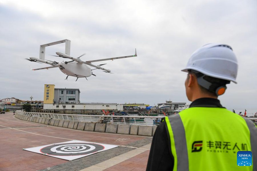 Un drone trasportante frutti di mare decolla dal molo Nan'ao Shuangyong di Shenzhen, nella provincia meridionale cinese del Guangdong. (5 febbraio 2024 – Mao Siqian/Xinhua)