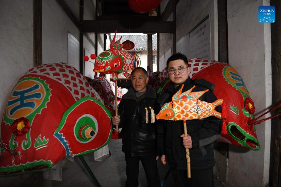 Wang Yufang (a destra) e il suo maestro Sha Zaochun posano per una foto con lanterne a forma di pesce nel villaggio di Zhanqi, nella contea di Shexian, nella provincia dell'Anhui, Cina orientale. (4 febbraio 2024 - Xinhua/Zhang Duan)