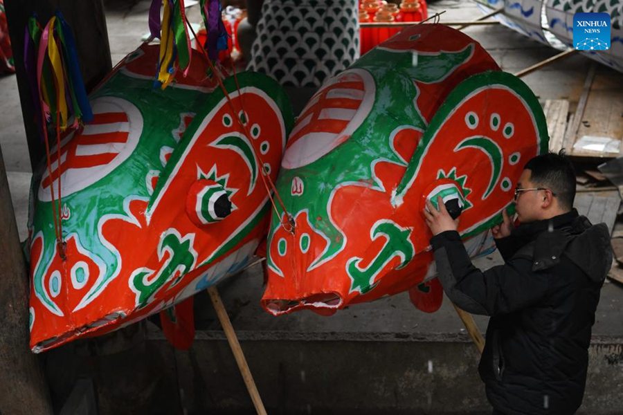 Erede dell'arte della fabbricazione di lanterne a forma di pesce nella Cina orientale